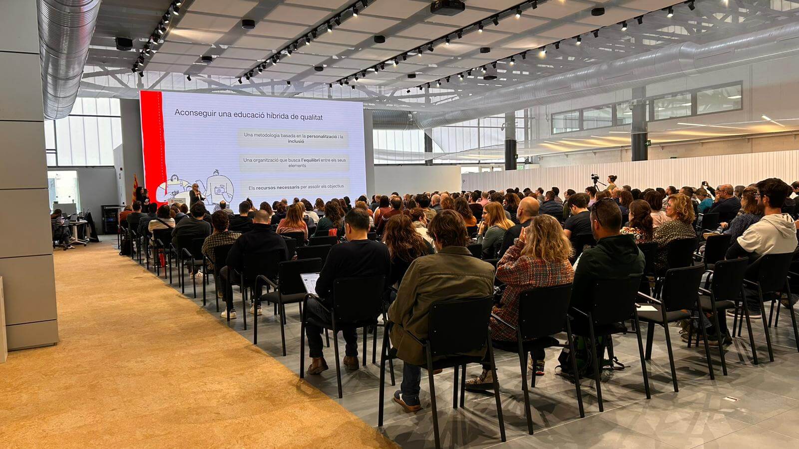 Presentación en evento de innovación con audiencia numerosa